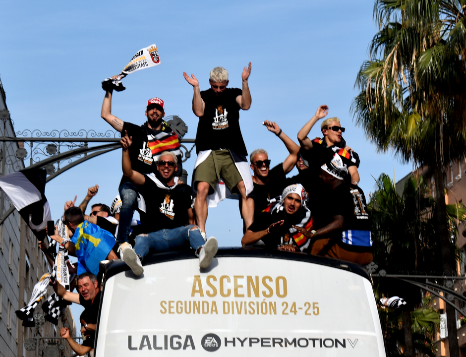 Fiesta del ascenso de la AD Ceuta FC por el centro de la ciudad  (7)