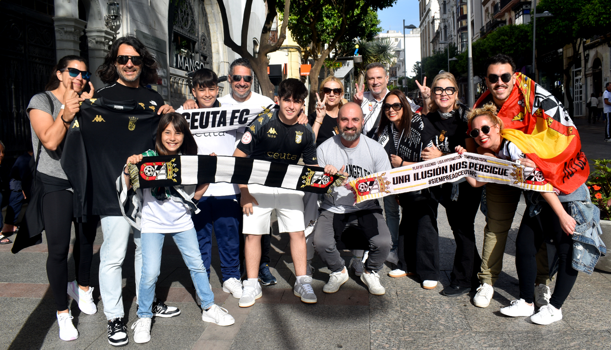 Fiesta del ascenso de la AD Ceuta FC por el centro de la ciudad  (4)