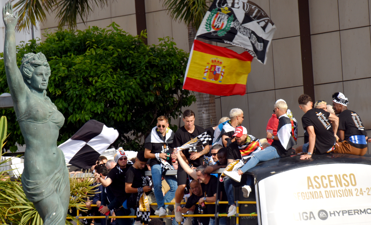 Fiesta del ascenso de la AD Ceuta FC por el centro de la ciudad 