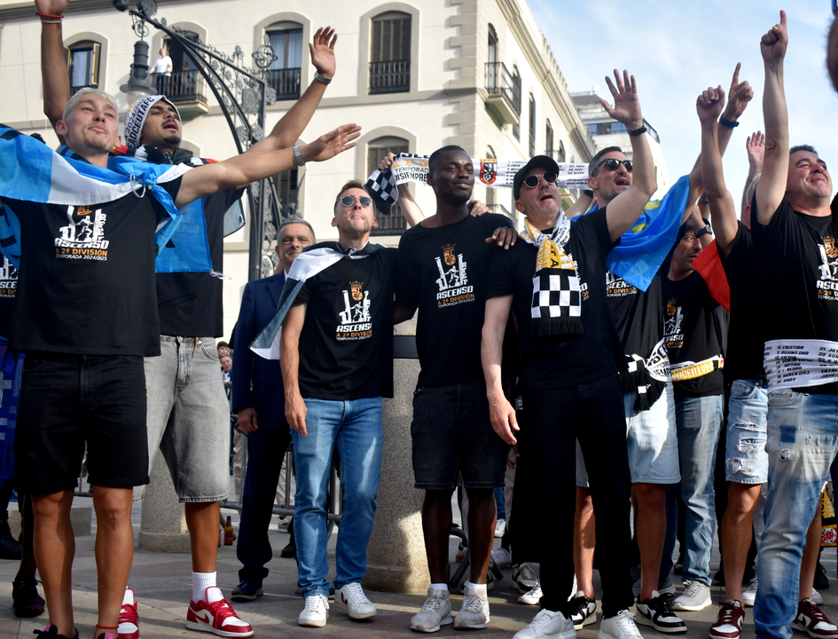 Fiesta del ascenso de la AD Ceuta FC en el centro de la ciudad  (2)