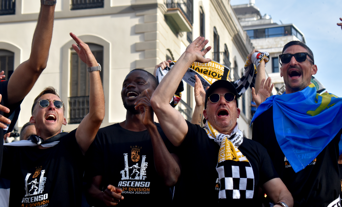 Fiesta del ascenso de la AD Ceuta FC en el centro de la ciudad  (1)