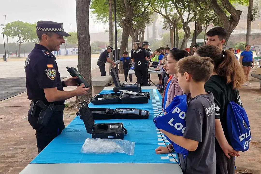 Exhibici&oacute;n Polic&iacute;a Local / Laura Ortiz