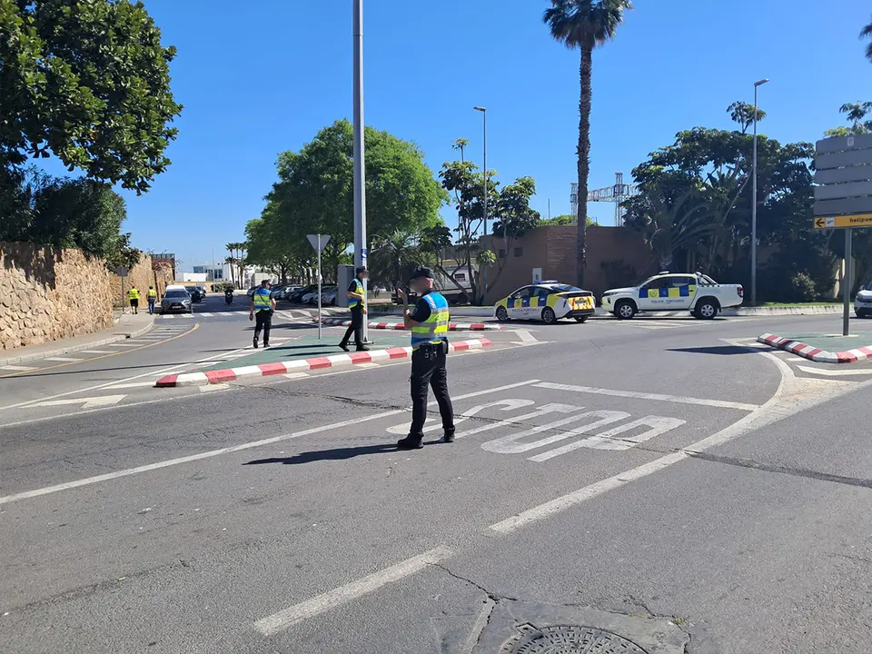 Agentes de la Polic&iacute;a Portuaria controlando el tr&aacute;fico en el simulacro en el Helipuerto / C&eacute;sar Mart&iacute;n