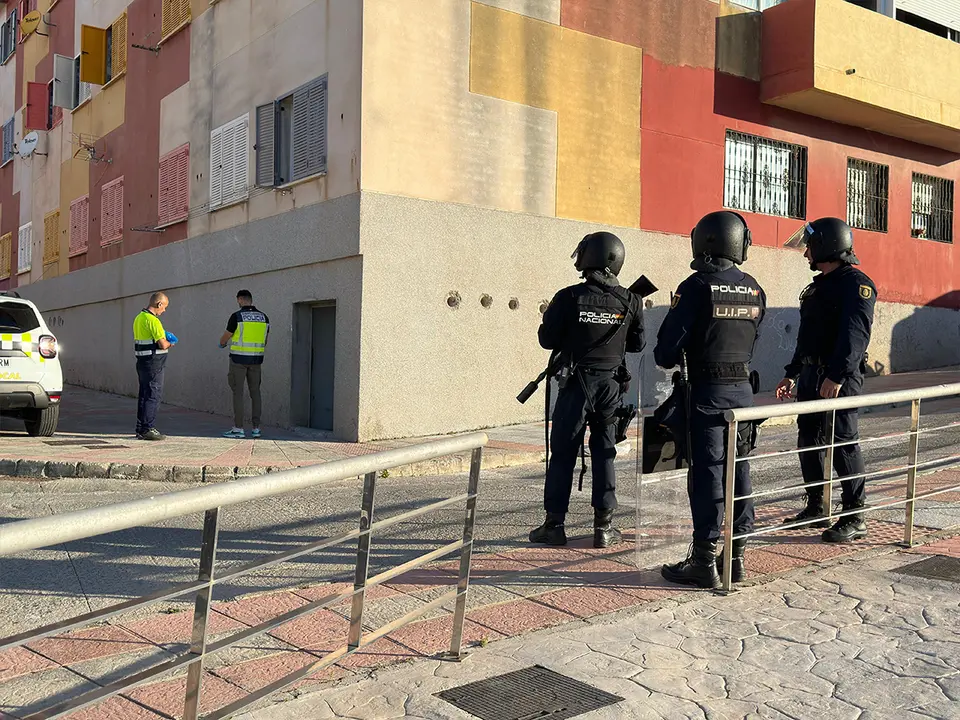 Agentes de la UIP durante un operativo en Ceuta / Mohammed Ettouileb
