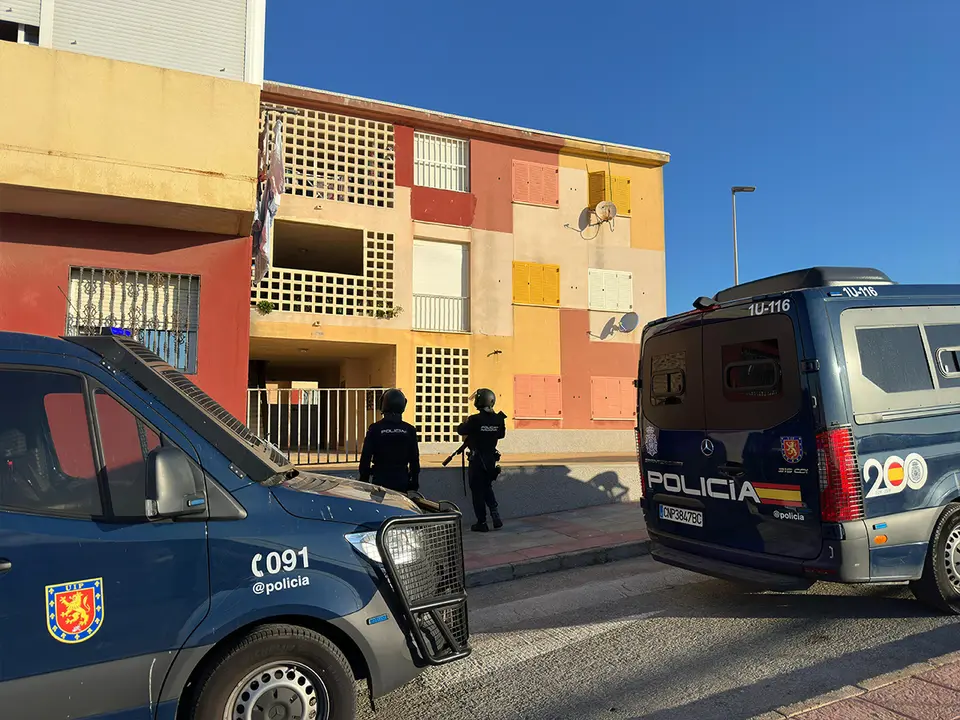 Agentes de la UIP durante una operaci&oacute;n policial en Loma Colmenar / Mohammed Ettouileb