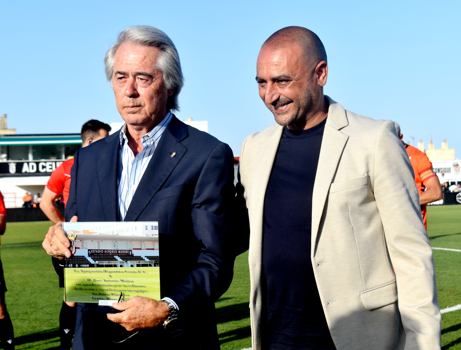 El Ceuta y el Murube rinden un emotivo homenaje a Jos&eacute; Antonio Mu&ntilde;oz. Foto: Rafa B&aacute;ez