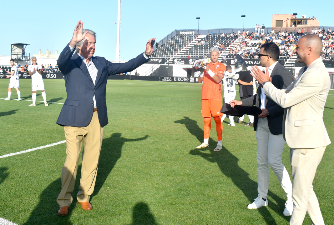 El Ceuta y el Murube rinden un emotivo homenaje a Jos&eacute; Antonio Mu&ntilde;oz. Foto: Rafa B&aacute;ez