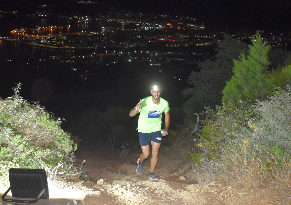 Ilias Lahsen, ganador de la Nocturna Montes de Ceuta. Foto: Rafa B&aacute;ez