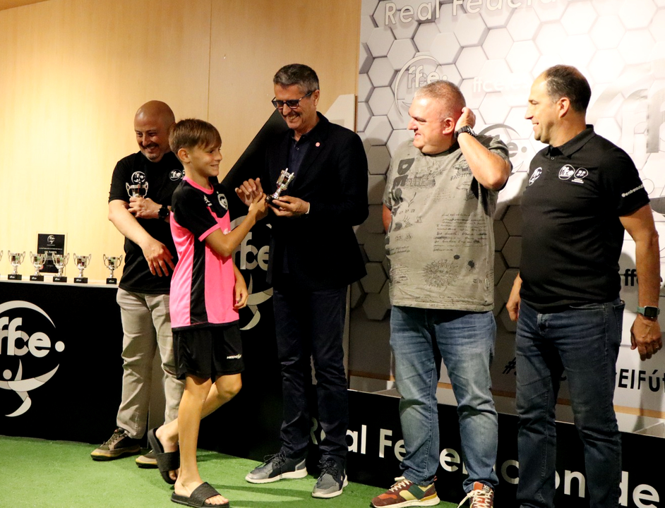 Recibimiento de la RFFCE al CD Puerto Alev&iacute;n (6)