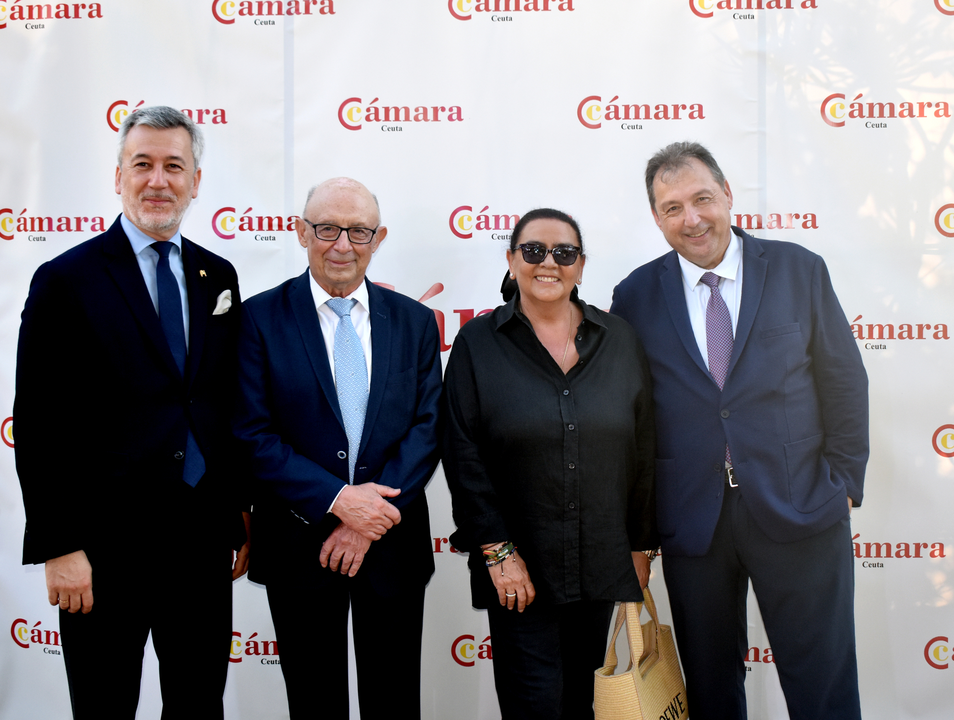 El ex ministro de Hacienda, Crist&oacute;bal Montoro y la cantante Mar&iacute;a del Monte, entre los invitados al acto