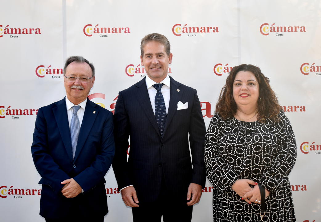 El presidente Vivas, junto a Bulaix y la delegada del gobierno, Cristina P&eacute;rez