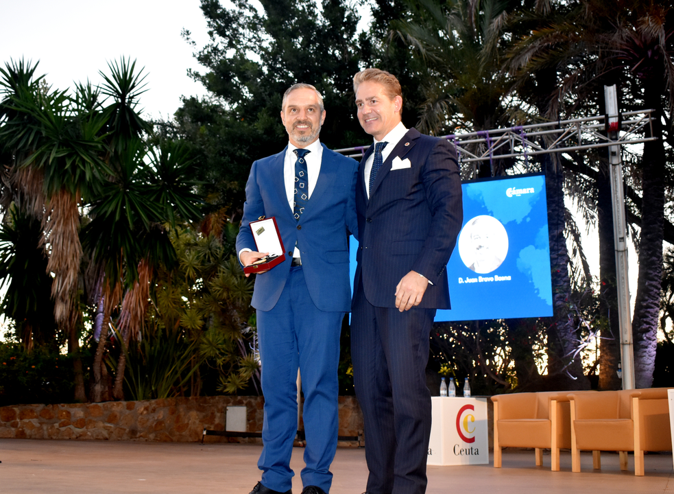 Juan Bravo recibe la Medalla de Oro de la C&aacute;mara de Comercio de Ceuta (1)