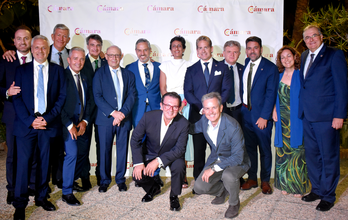 Juan Bravo recibe la Medalla de Oro de la C&aacute;mara de Comercio de Ceuta. Foto: Rafa B&aacute;ez
