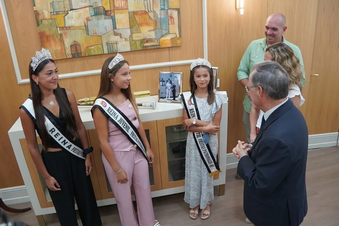 Vivas recibe a las Reinas de las Fiestas (2)