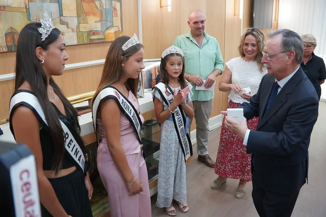 Vivas recibe a las Reinas de las Fiestas (3)