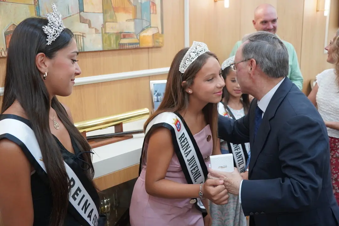 Vivas recibe a las Reinas de las Fiestas (4)