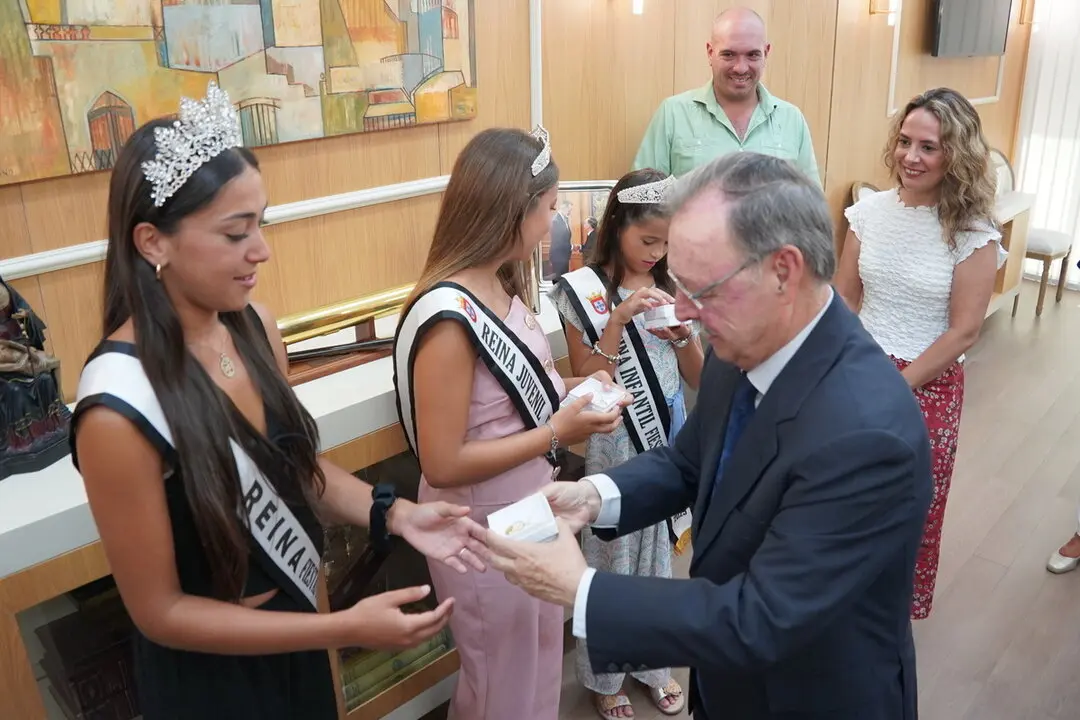 Vivas recibe a las Reinas de las Fiestas (5)