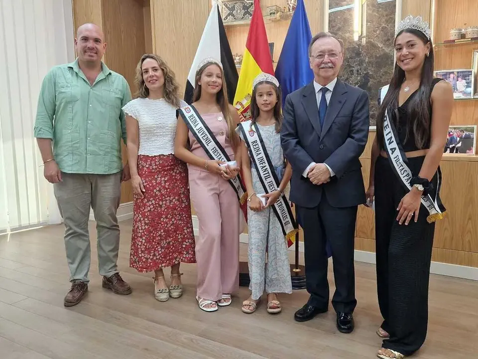 Vivas recibe a las Reinas de las Fiestas (8)