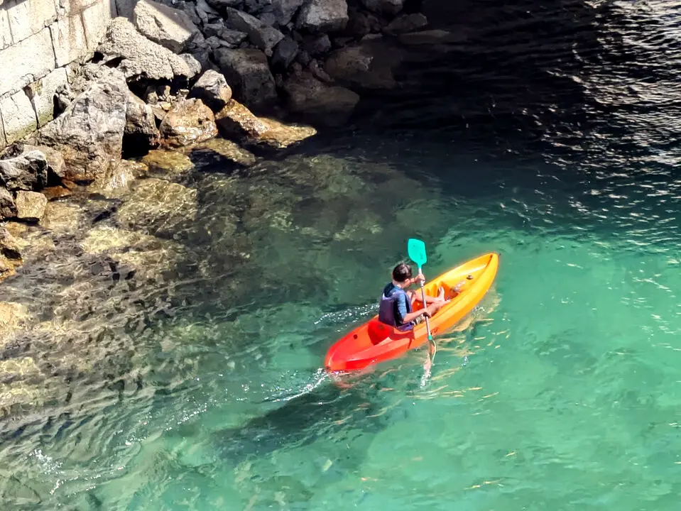 J&oacute;venes pirag&uuml;istas cruzando el Foso Real de Ceuta (23)