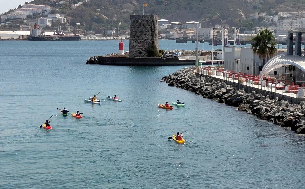 J&oacute;venes pirag&uuml;istas cruzando el Foso Real de Ceuta (9)