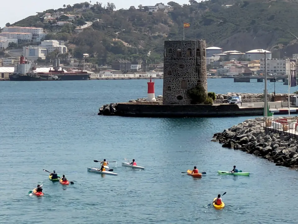 J&oacute;venes pirag&uuml;istas cruzando el Foso Real de Ceuta (8)