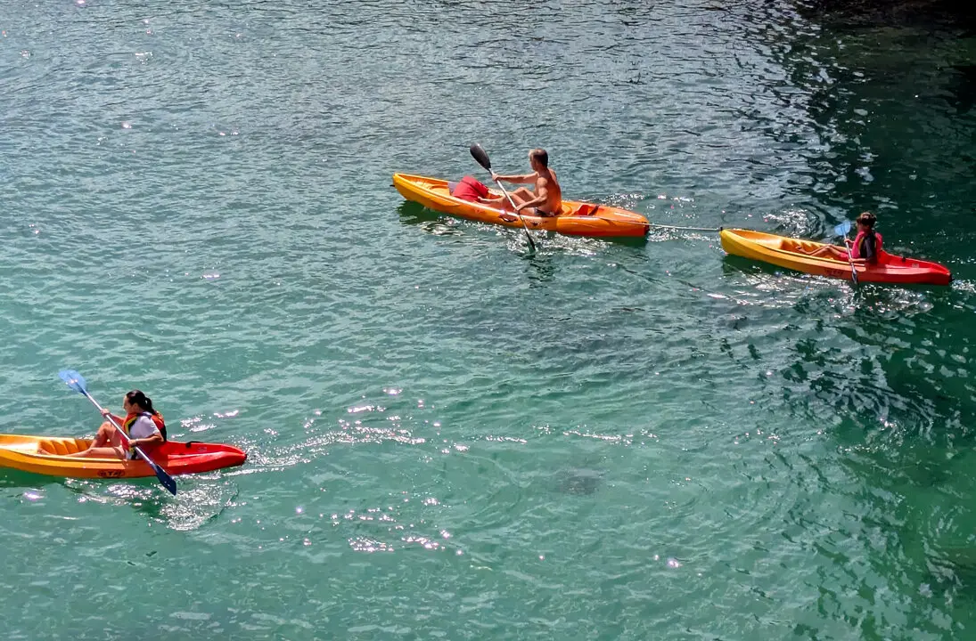 J&oacute;venes pirag&uuml;istas cruzando el Foso Real de Ceuta (3)