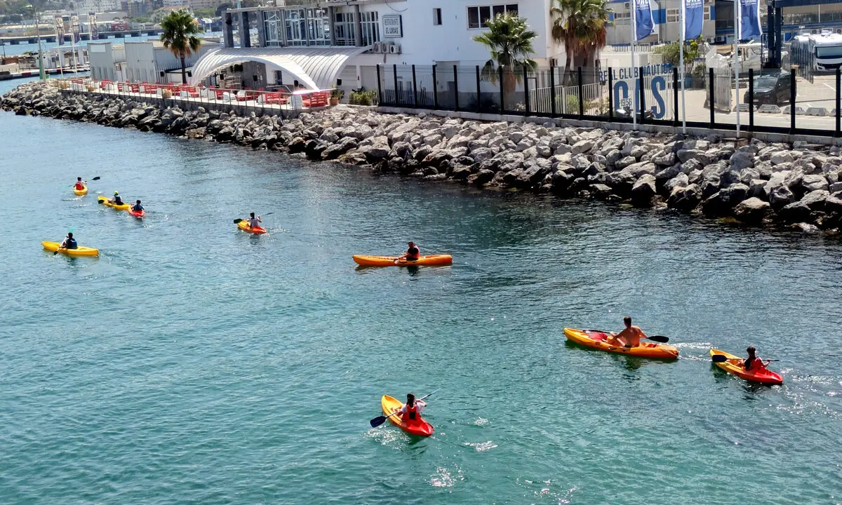 J&oacute;venes pirag&uuml;istas cruzando el Foso Real de Ceuta