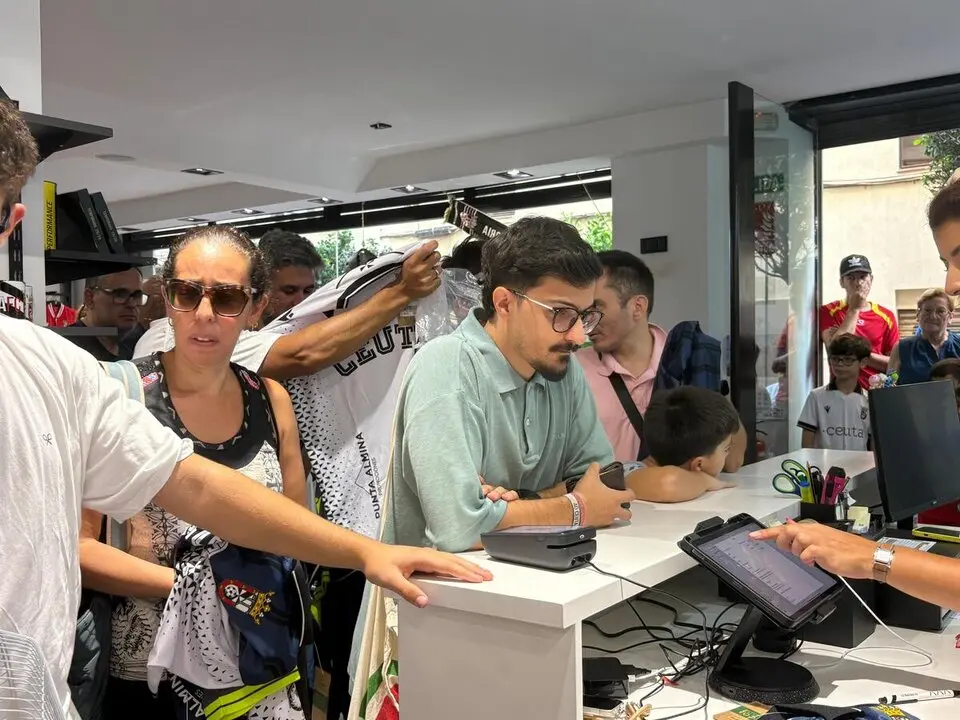 Apertura de la tienda de la AD Ceuta FC / Alma Palomino