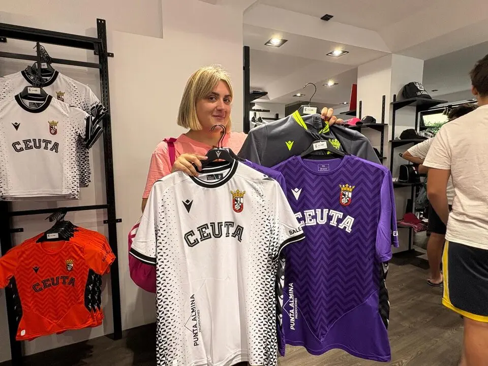 Apertura de la tienda de la AD Ceuta FC / Alma Palomino