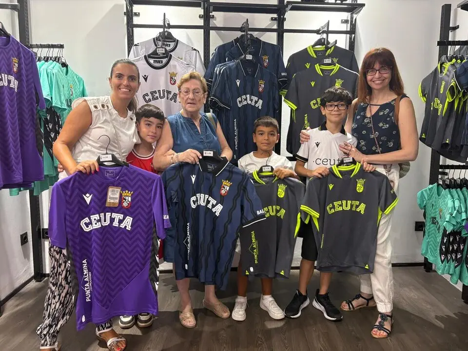 Apertura de la tienda de la AD Ceuta FC / Alma Palomino