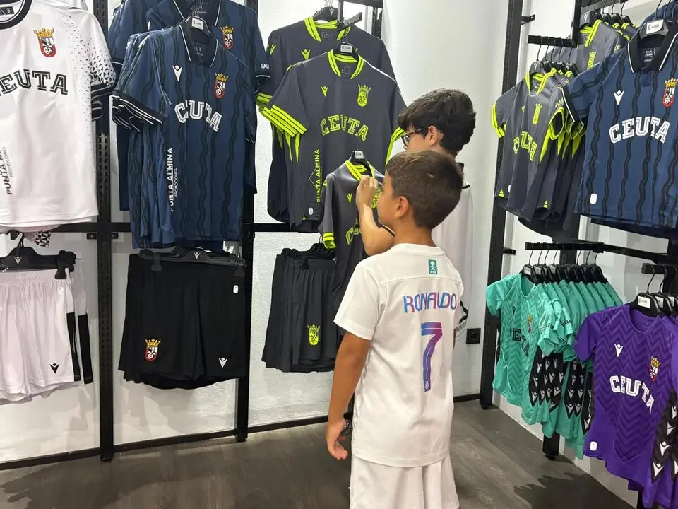 Apertura de la tienda de la AD Ceuta FC / Alma Palomino
