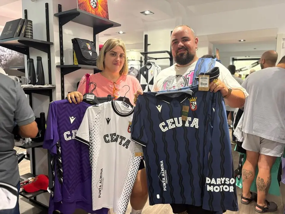 Apertura de la tienda de la AD Ceuta FC / Alma Palomino