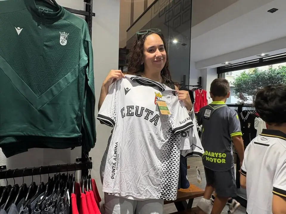 Apertura de la tienda de la AD Ceuta FC / Alma Palomino