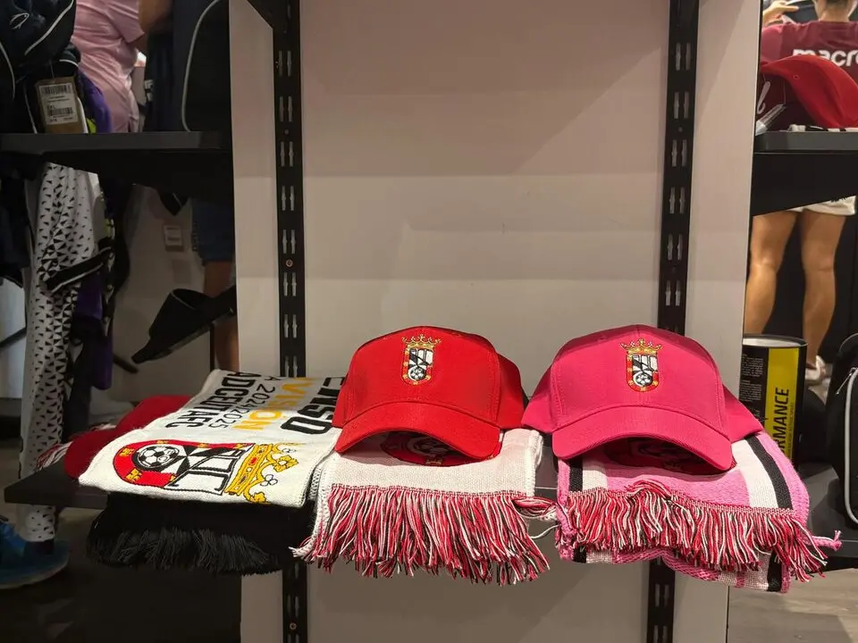 Apertura de la tienda de la AD Ceuta FC / Alma Palomino
