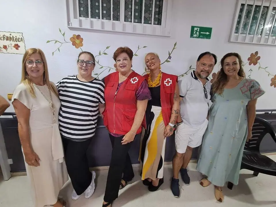 Desayuno entre los j&oacute;venes de &lsquo;Conoce Ceuta 2025&rsquo; y los mayores del Centro de Cruz Roja / C&eacute;sar Mart&iacute;n