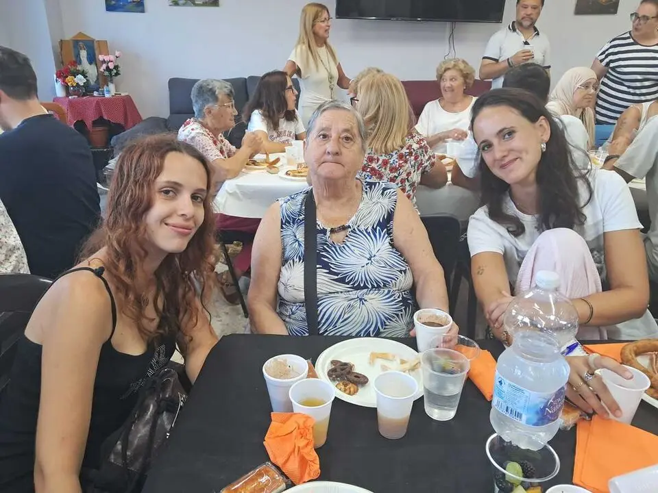 Desayuno entre los j&oacute;venes de &lsquo;Conoce Ceuta 2025&rsquo; y los mayores del Centro de Cruz Roja / C&eacute;sar Mart&iacute;n
