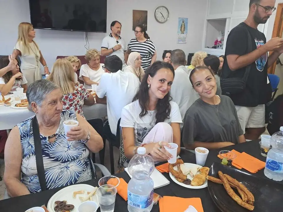 Desayuno entre los j&oacute;venes de &lsquo;Conoce Ceuta 2025&rsquo; y los mayores del Centro de Cruz Roja / C&eacute;sar Mart&iacute;n