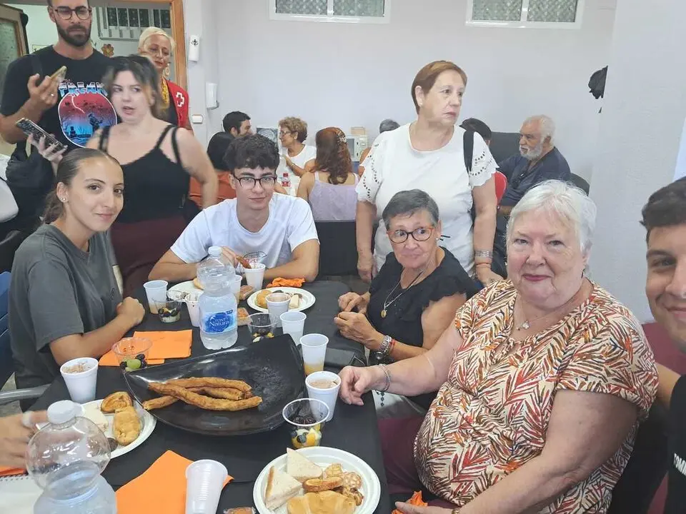Desayuno entre los j&oacute;venes de &lsquo;Conoce Ceuta 2025&rsquo; y los mayores del Centro de Cruz Roja / C&eacute;sar Mart&iacute;n
