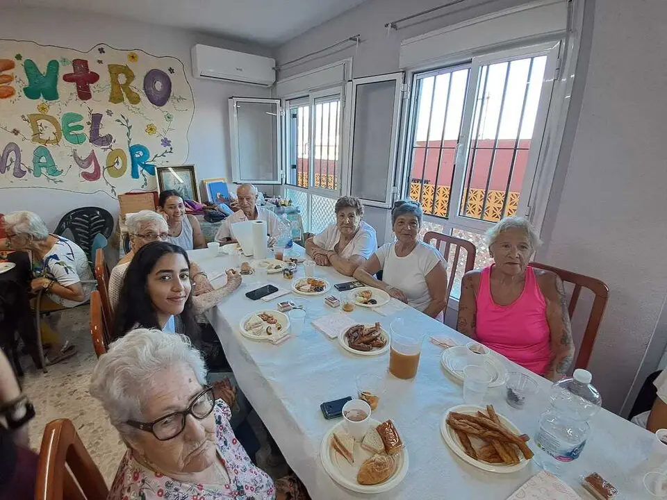 Desayuno entre los j&oacute;venes de &lsquo;Conoce Ceuta 2025&rsquo; y los mayores del Centro de Cruz Roja / C&eacute;sar Mart&iacute;n