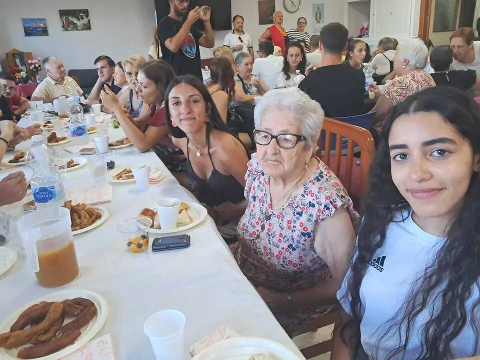 Desayuno entre los j&oacute;venes de &lsquo;Conoce Ceuta 2025&rsquo; y los mayores del Centro de Cruz Roja / C&eacute;sar Mart&iacute;n