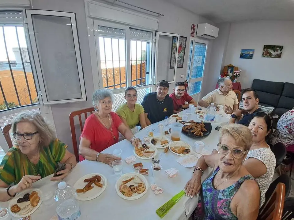 Desayuno entre los j&oacute;venes de &lsquo;Conoce Ceuta 2025&rsquo; y los mayores del Centro de Cruz Roja / C&eacute;sar Mart&iacute;n