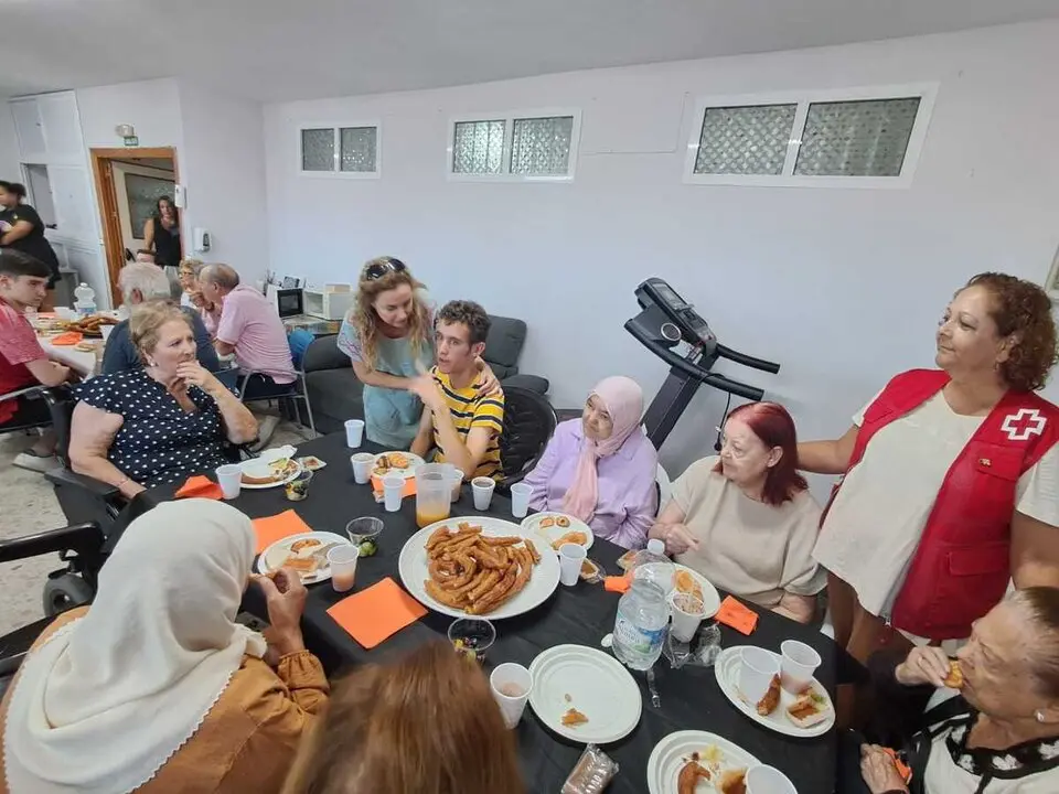Desayuno entre los j&oacute;venes de &lsquo;Conoce Ceuta 2025&rsquo; y los mayores del Centro de Cruz Roja / C&eacute;sar Mart&iacute;n