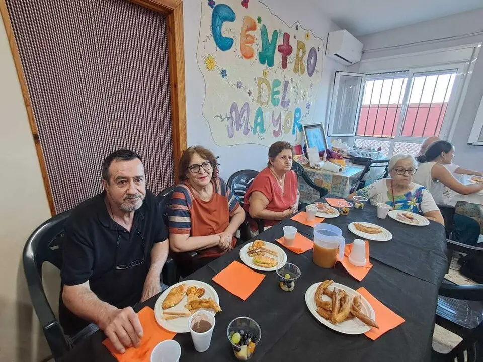 Desayuno entre los j&oacute;venes de &lsquo;Conoce Ceuta 2025&rsquo; y los mayores del Centro de Cruz Roja / C&eacute;sar Mart&iacute;n