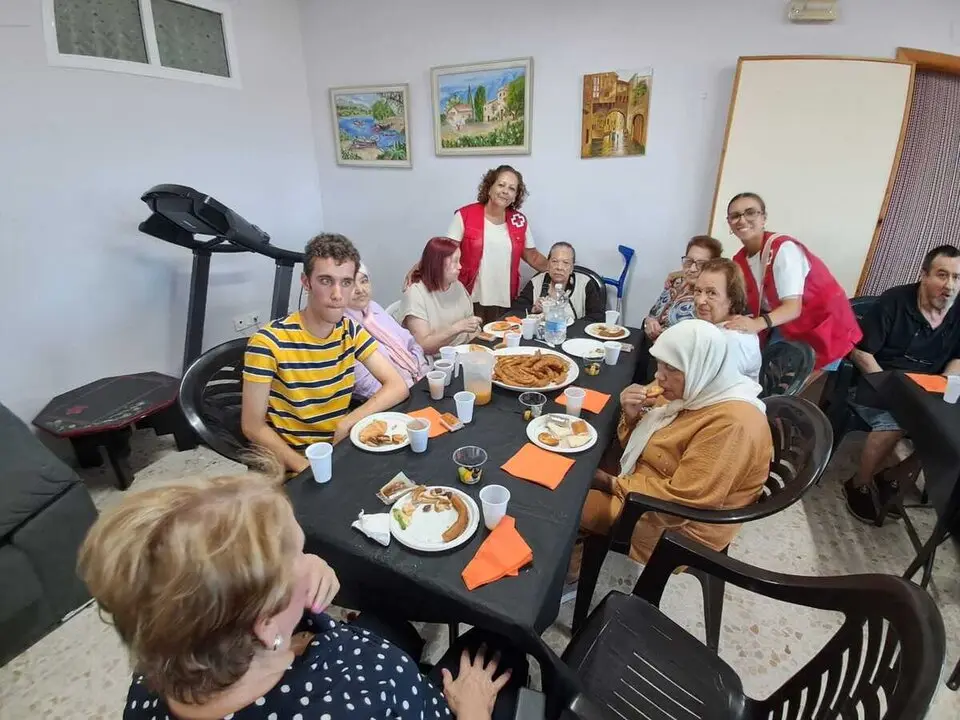 Desayuno entre los j&oacute;venes de &lsquo;Conoce Ceuta 2025&rsquo; y los mayores del Centro de Cruz Roja / C&eacute;sar Mart&iacute;n