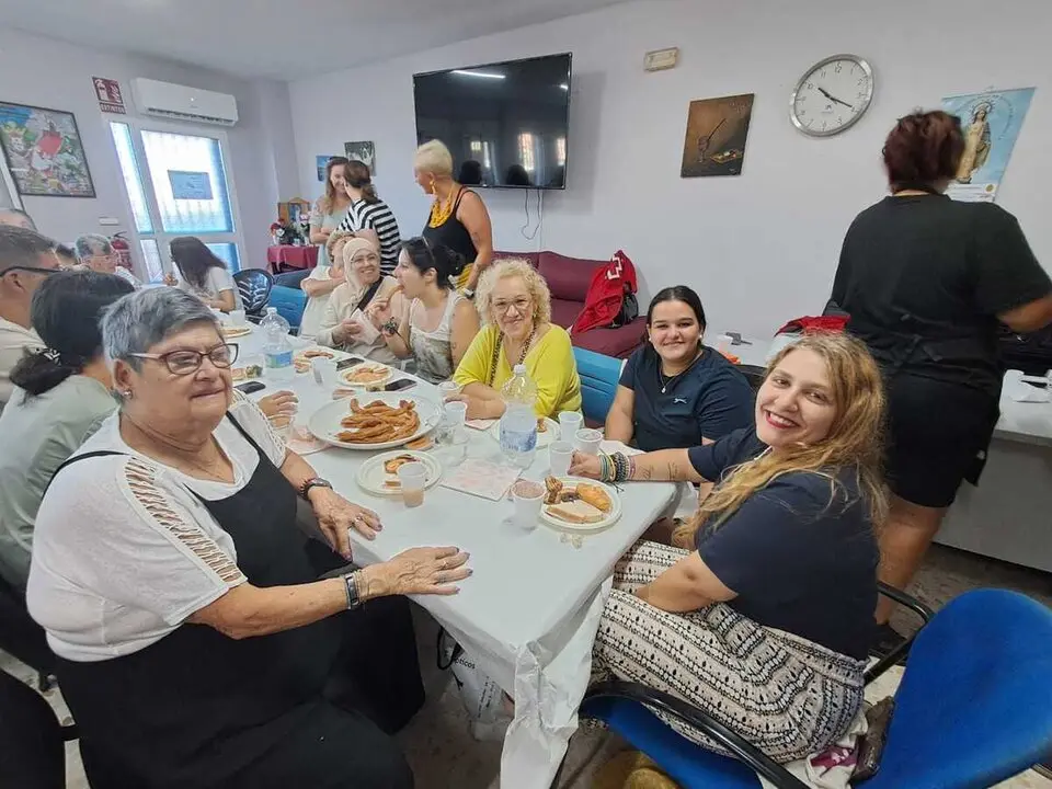 Desayuno entre los j&oacute;venes de &lsquo;Conoce Ceuta 2025&rsquo; y los mayores del Centro de Cruz Roja / C&eacute;sar Mart&iacute;n