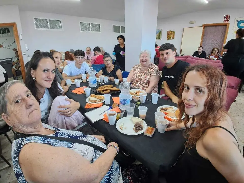 Desayuno entre los j&oacute;venes de &lsquo;Conoce Ceuta 2025&rsquo; y los mayores del Centro de Cruz Roja / C&eacute;sar Mart&iacute;n