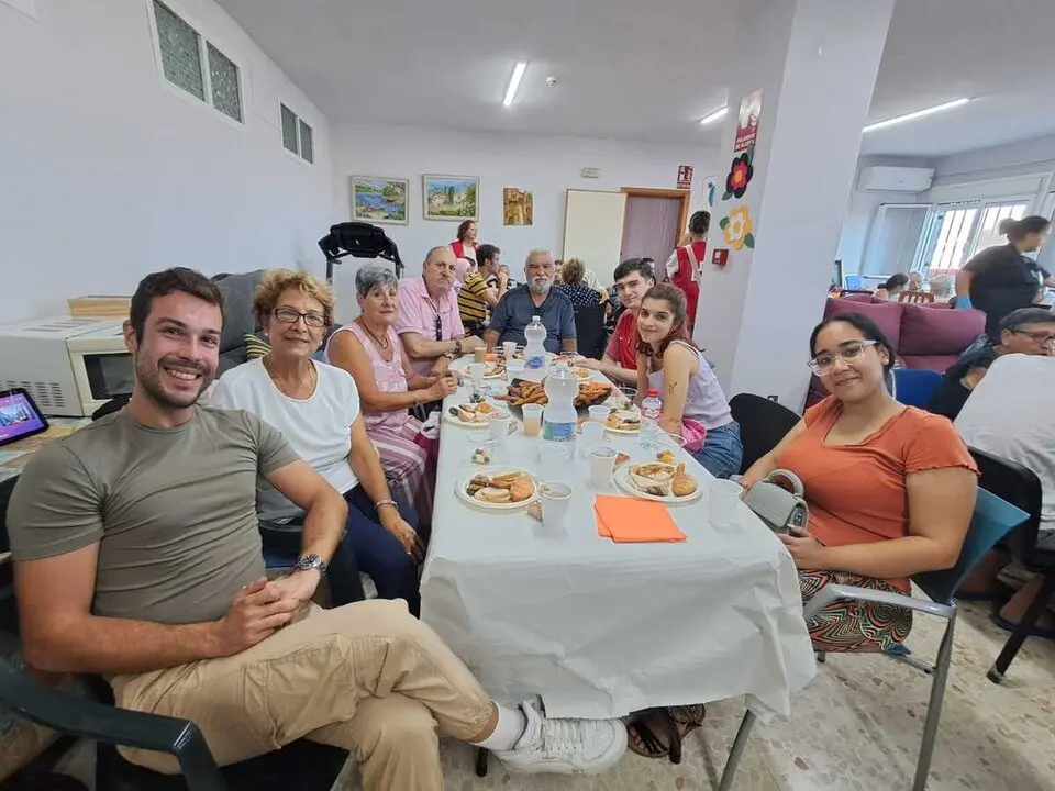 Desayuno entre los j&oacute;venes de &lsquo;Conoce Ceuta 2025&rsquo; y los mayores del Centro de Cruz Roja / C&eacute;sar Mart&iacute;n