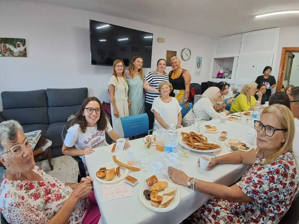 Desayuno entre los j&oacute;venes de &lsquo;Conoce Ceuta 2025&rsquo; y los mayores del Centro de Cruz Roja / C&eacute;sar Mart&iacute;n