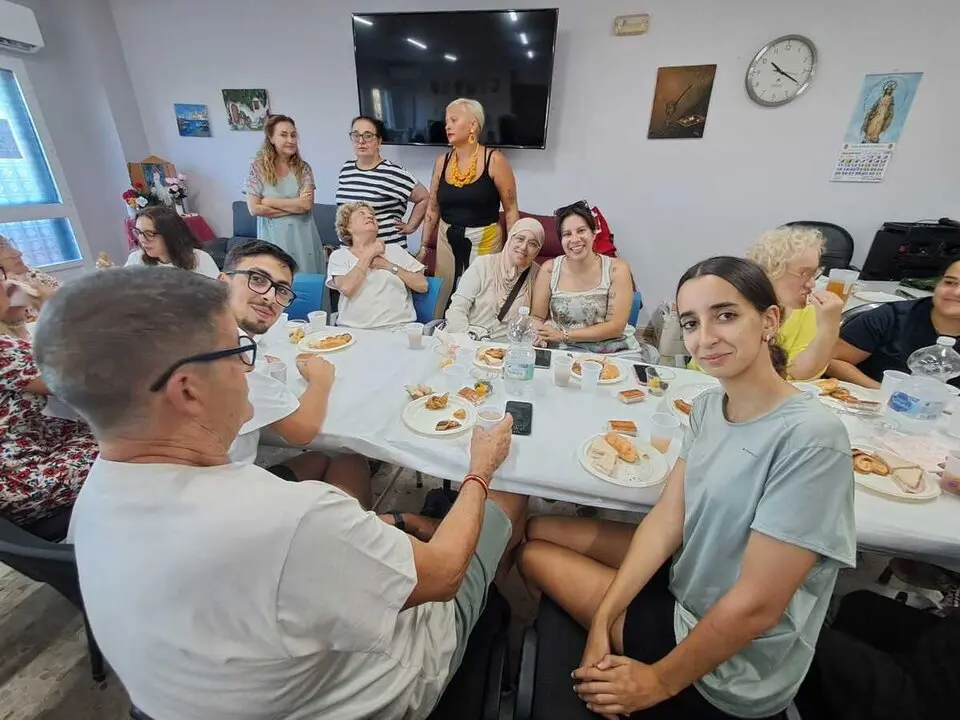 Desayuno entre los j&oacute;venes de &lsquo;Conoce Ceuta 2025&rsquo; y los mayores del Centro de Cruz Roja / C&eacute;sar Mart&iacute;n