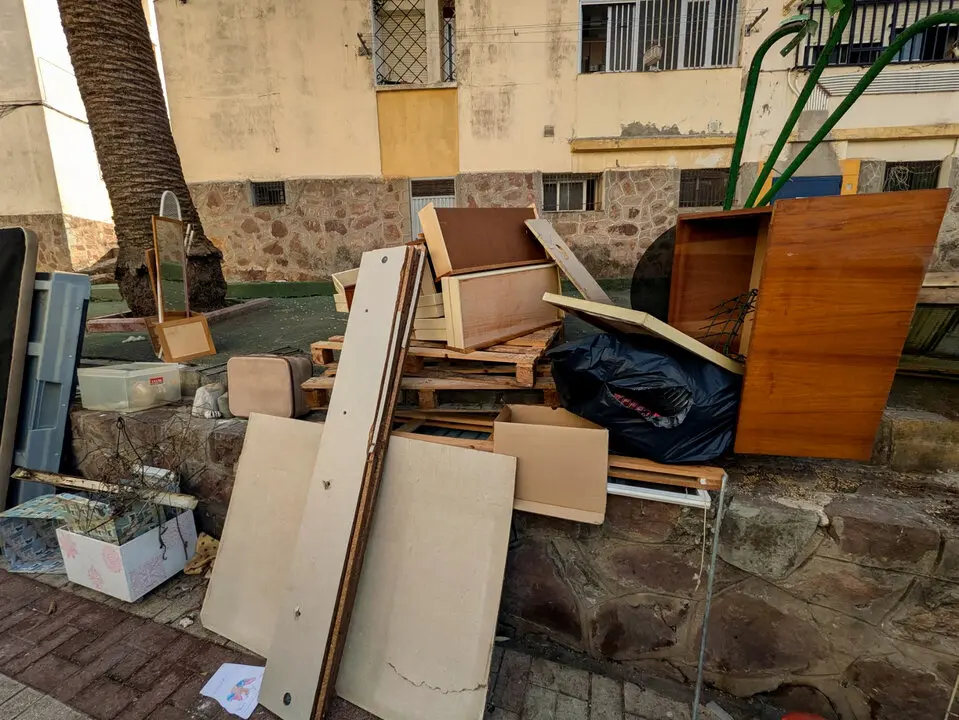 Basuras y enseres en Zurr&oacute;n  (14)